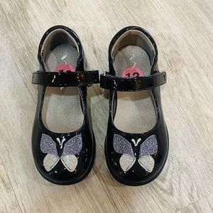 GORGEOUS Mary Janes w Glitter Butterfly. NWOT